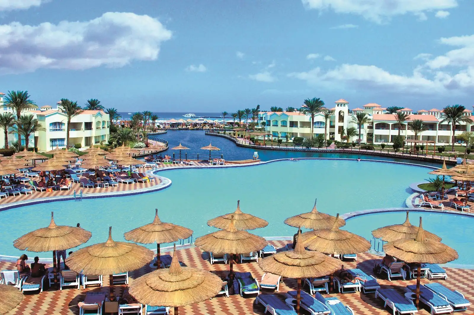 Het zwembad van hotel dana resort