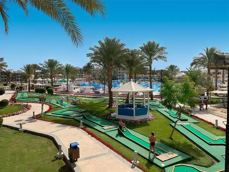 Minigolf op Pickalbatros dana beach in Hurghada minigolf parkje met zwembad op de achtergrond