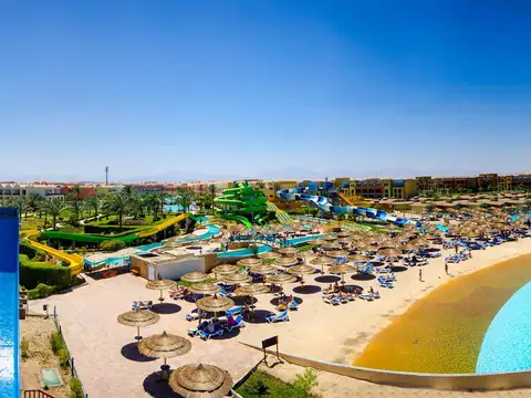 Het strand van Titanic palace resort in Hurghada