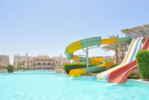 jasmine palace resort in hurghada glijbanen met het zwembad er aan