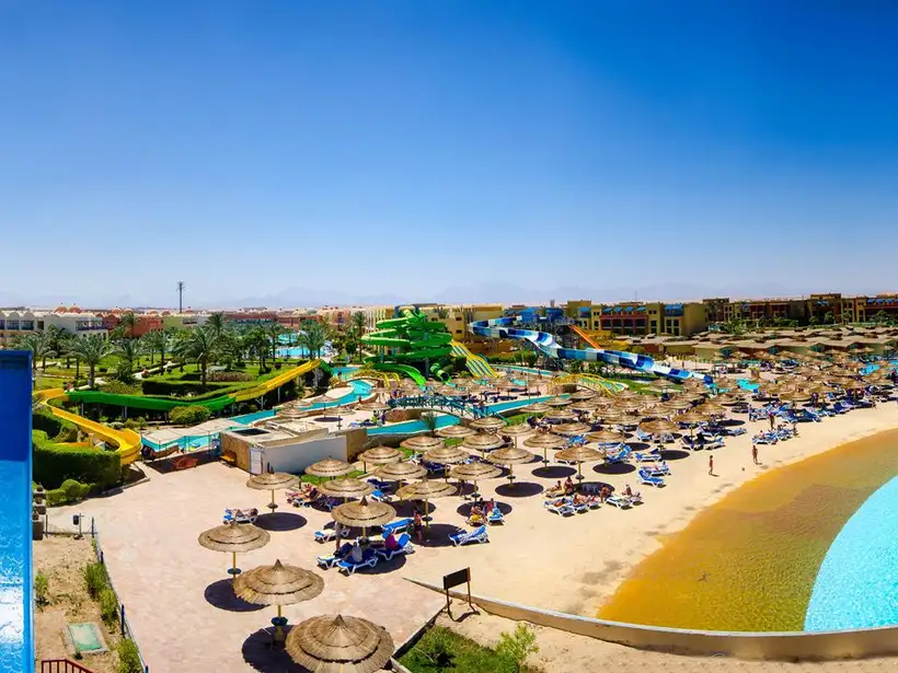 Het strand van Titanic palace resort in Hurghada