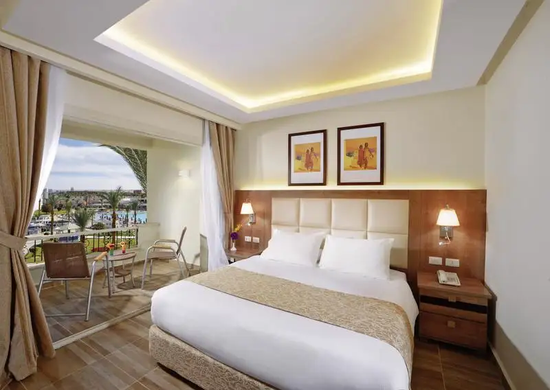 De kamers in Pickalbatros dana beach in Hurghada met uitzicht op het park en oceaan vanaf het balkon