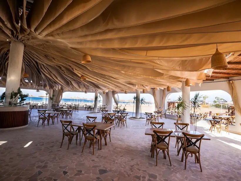 calimara blend paradise restaurant bij het strand met uitzicht op de oceaan