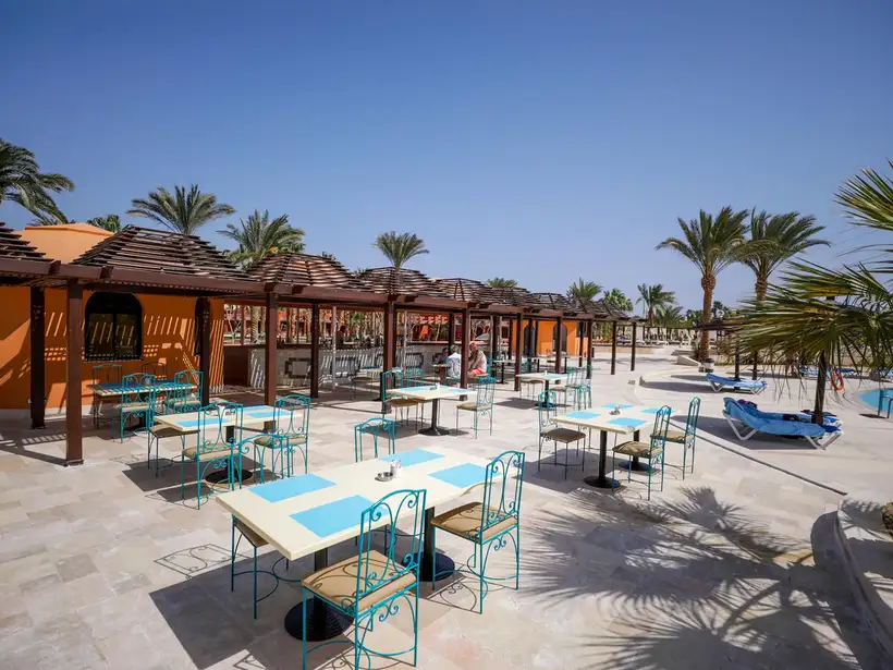 calimara blend paradise terras bij het zwembad voor een lekker drankje