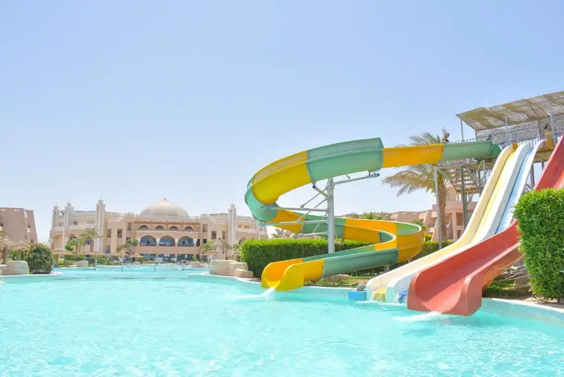 jasmine palace resort in hurghada glijbanen met het zwembad er aan