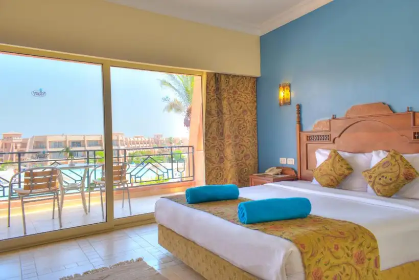 jasmine palace resort in hurghada een van de slaapkamers die het resort heeft met uitzicht op het zwembad van het resort