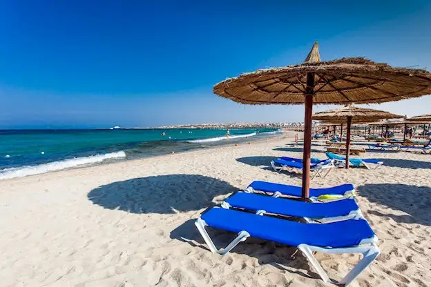 jasmine palace resort in hurghada aan het strand waar je onder de parrasol kan liggen