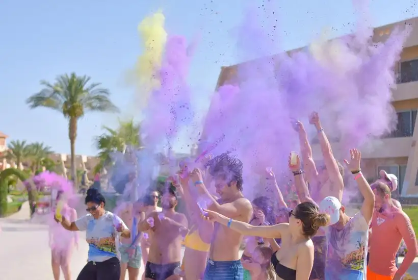 jasmine palace resort in hurghada waar ze een verfgevecht aan het doen zijn