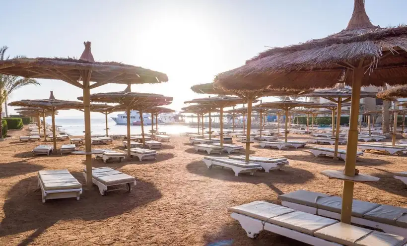 Sea Gull Beach Resort Hurghada strand met ligbedjes