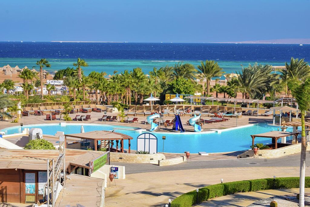Hurghada coral beach hotel zwembad met de Rode Zee op de achtergrond en het strand