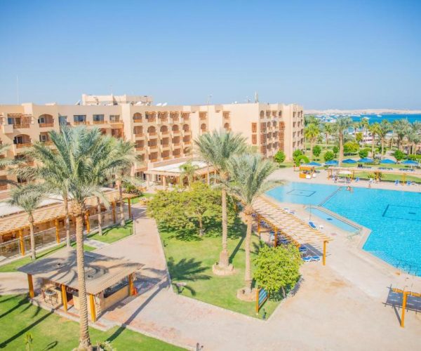continental hotel hurghada zwembaden met oceaan op de achtergrond vanaf de andere kant