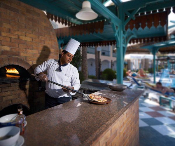 bel air azur resort hurghada chef die een pizza gaat bakken in de steen oven