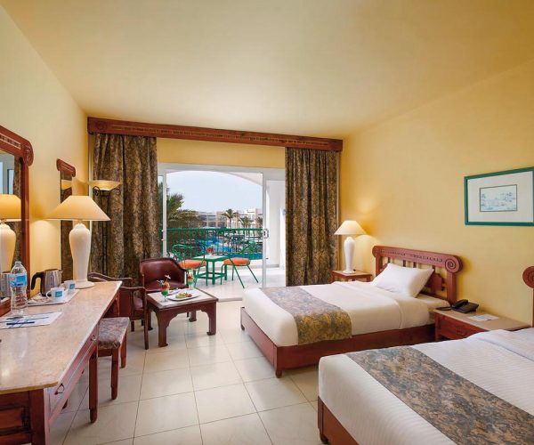 bel air azur resort hurghada een van de slaapkamers met uitzicht over het resort en de zwembaden heen
