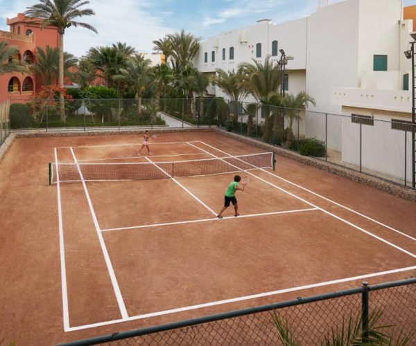 bel air azur resort hurghada de tennisbaan die buiten staat voor de gasten om die te gaan gebruiken