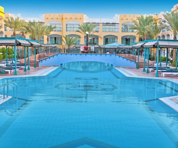 bel air azur resort hurghada zwembad van de voorkant met een brug er over heen