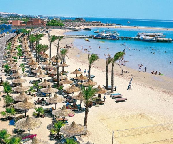 giftun azur resort strand waar mensen lekker kunnen zwemmen en zonnen met een beachvollybal net er bij