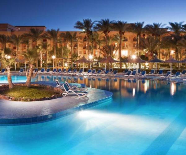 giftun azur resort zwembad als het donker begint te worden helemaal leeg voor de volgende dag