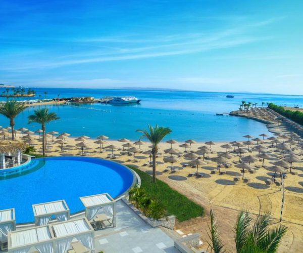 jaz casa del mar beach in hurghada met de zwembaden die het resort heeft met daarachter het strand die aan de oceaan zit met genoeg plek voor iedereen