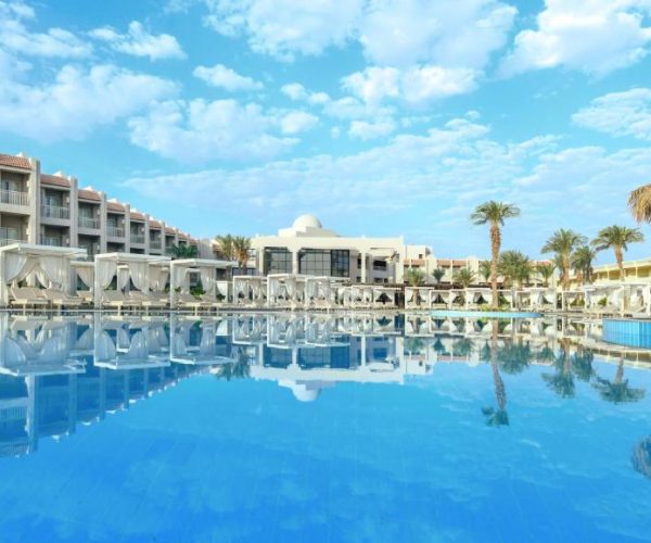 jaz casa del mar beach in hurghada zwembaden met ligbedden die er naast zijn