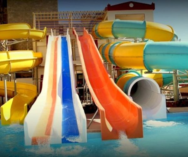 king tut resort in hurghada glijbanen van het resort waar je vanaf kunt gaan