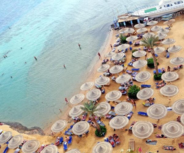 king tut resort in hurghada strand waar je kan liggen en kan zwemmen in de oceaan