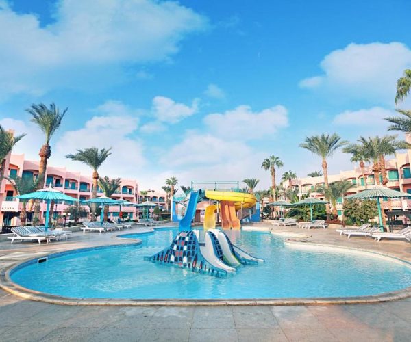 le pacha resort in hurghada kinderbad waar de kids lekker kunnen spelen en van de glijbanen af kunnen