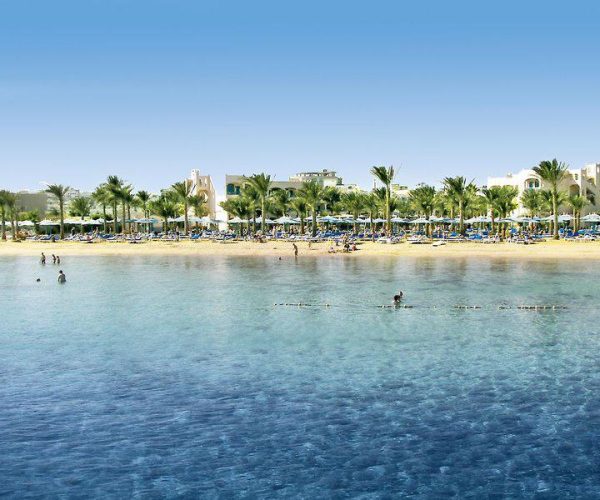 le pacha resort in hurghada strand met de zee waar je lekker kan liggen en lekker kan zwemmen