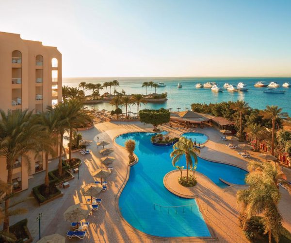 marriott hurghada beach resort in hurghada zwembaden vanaf boven het resort op de baai waar allemaal boten staan te wachten