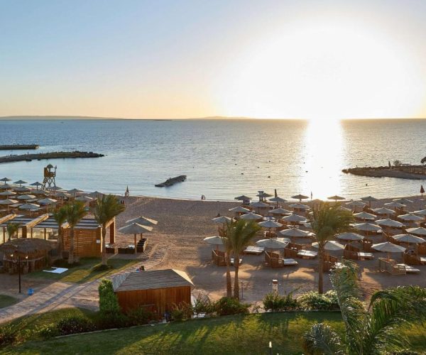Mercure Hurghada Hotel strand met zonsondergang